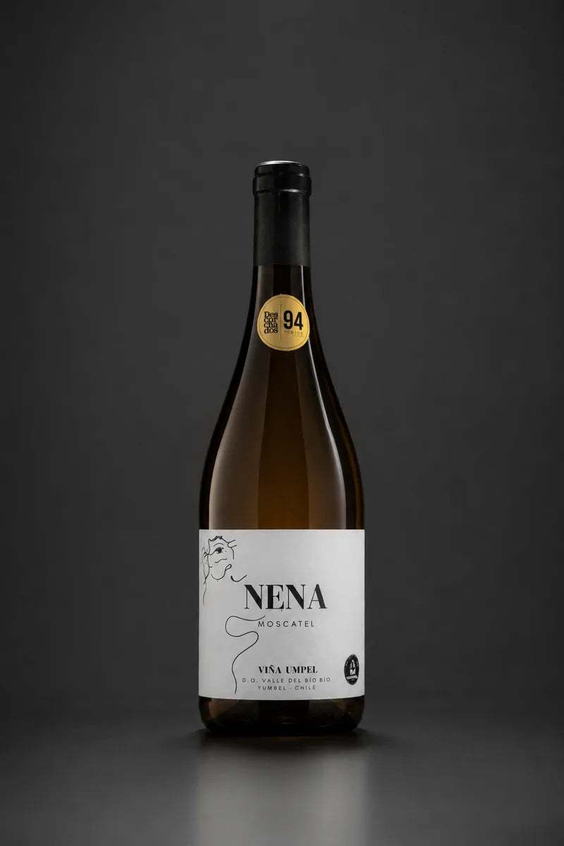 Botella de Nena, Moscatel, con sello de 94 puntos Descorchados