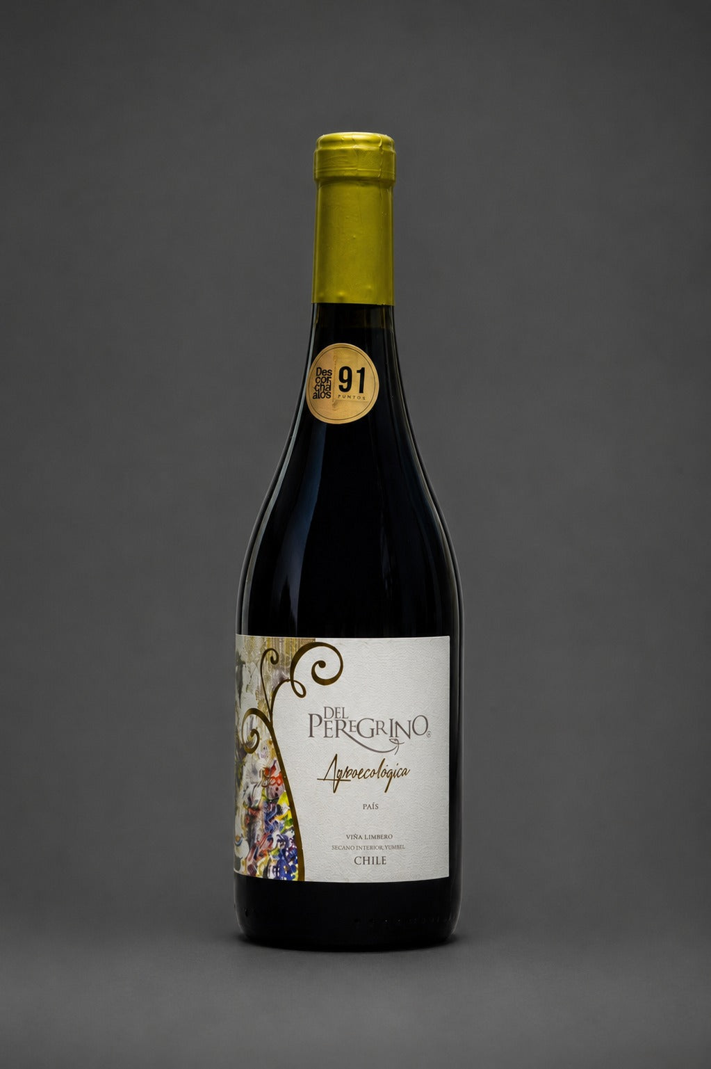 Botella de Del Peregrino, País agroecológico, sobre fondo de estudio