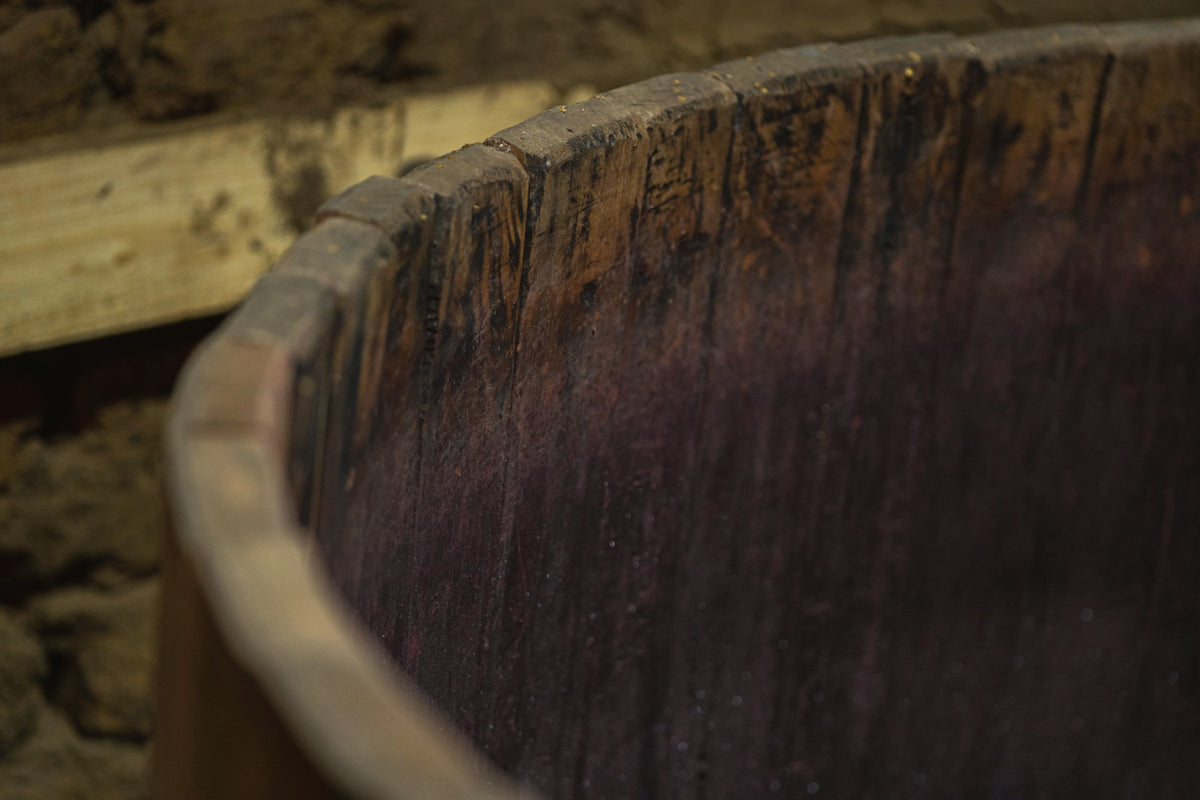 Cuba de madera en la bodega de adobe.