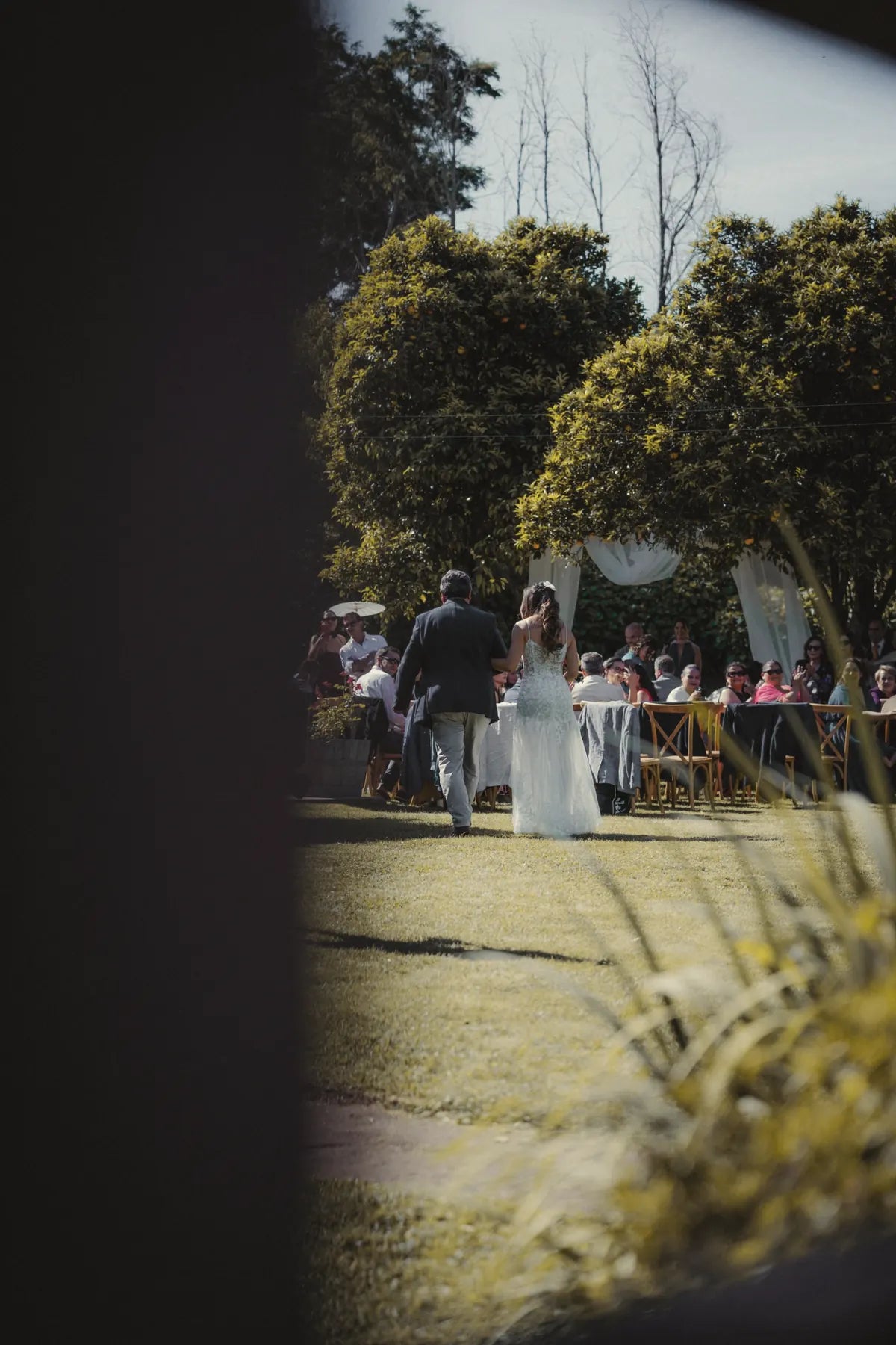 Novia entrando a la ceremonia en el jardín