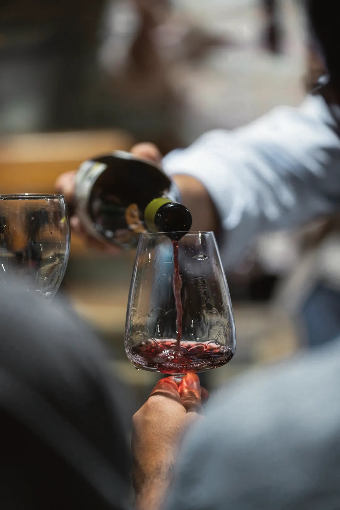 Servicio de vino tinto en copa